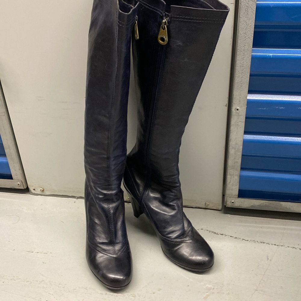 Designer MARC JACOBS!! Size 39.5, run small, can fit a size 8, or 8.5 as well.